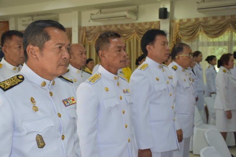 พิธีรับพระราชทานพระบรมฉายาลักษณ์พระบาทสมเด็จพระเจ้าอยู่หัวที่ฉายกับสมเด็จพระนางเจ้าฯ พระบรมราชินี เพื่อเชิญไปประดิษฐาน ณ เทศบาลตำบลปักธงชัยและศูนย์พัฒนาเด็กเล็กเทศบาลตำบลปักธงชัย เพื่อแสดงความจงรักภักดีและน้อมนำสำนึกในพระมหากรุณาธิคุณต่อสถาบันพระมหากษัตริย์ วันที่ 24 พฤษภาคม 2567 ณ หอประชุมเทศบาลตำบลปักธงชัย