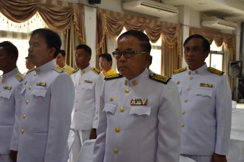 พิธีรับพระราชทานพระบรมฉายาลักษณ์พระบาทสมเด็จพระเจ้าอยู่หัวที่ฉายกับสมเด็จพระนางเจ้าฯ พระบรมราชินี เพื่อเชิญไปประดิษฐาน ณ เทศบาลตำบลปักธงชัยและศูนย์พัฒนาเด็กเล็กเทศบาลตำบลปักธงชัย เพื่อแสดงความจงรักภักดีและน้อมนำสำนึกในพระมหากรุณาธิคุณต่อสถาบันพระมหากษัตริย์ วันที่ 24 พฤษภาคม 2567 ณ หอประชุมเทศบาลตำบลปักธงชัย