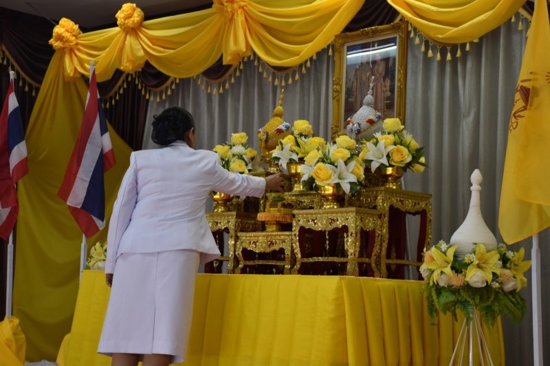 พิธีรับพระราชทานพระบรมฉายาลักษณ์พระบาทสมเด็จพระเจ้าอยู่หัวที่ฉายกับสมเด็จพระนางเจ้าฯ พระบรมราชินี เพื่อเชิญไปประดิษฐาน ณ เทศบาลตำบลปักธงชัยและศูนย์พัฒนาเด็กเล็กเทศบาลตำบลปักธงชัย เพื่อแสดงความจงรักภักดีและน้อมนำสำนึกในพระมหากรุณาธิคุณต่อสถาบันพระมหากษัตริย์ วันที่ 24 พฤษภาคม 2567 ณ หอประชุมเทศบาลตำบลปักธงชัย