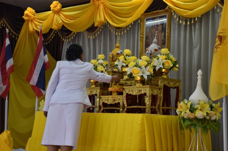 พิธีรับพระราชทานพระบรมฉายาลักษณ์พระบาทสมเด็จพระเจ้าอยู่หัวที่ฉายกับสมเด็จพระนางเจ้าฯ พระบรมราชินี เพื่อเชิญไปประดิษฐาน ณ เทศบาลตำบลปักธงชัยและศูนย์พัฒนาเด็กเล็กเทศบาลตำบลปักธงชัย เพื่อแสดงความจงรักภักดีและน้อมนำสำนึกในพระมหากรุณาธิคุณต่อสถาบันพระมหากษัตริย์ วันที่ 24 พฤษภาคม 2567 ณ หอประชุมเทศบาลตำบลปักธงชัย