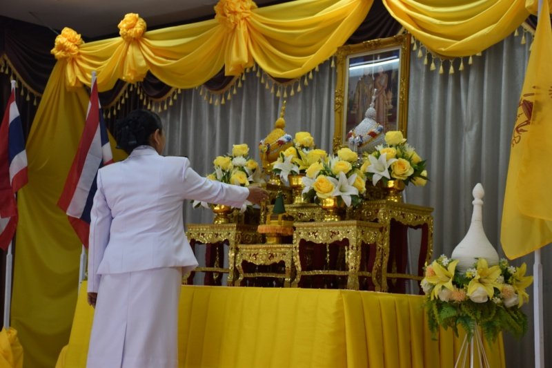 พิธีรับพระราชทานพระบรมฉายาลักษณ์พระบาทสมเด็จพระเจ้าอยู่หัวที่ฉายกับสมเด็จพระนางเจ้าฯ พระบรมราชินี เพื่อเชิญไปประดิษฐาน ณ เทศบาลตำบลปักธงชัยและศูนย์พัฒนาเด็กเล็กเทศบาลตำบลปักธงชัย เพื่อแสดงความจงรักภักดีและน้อมนำสำนึกในพระมหากรุณาธิคุณต่อสถาบันพระมหากษัตริย์ วันที่ 24 พฤษภาคม 2567 ณ หอประชุมเทศบาลตำบลปักธงชัย