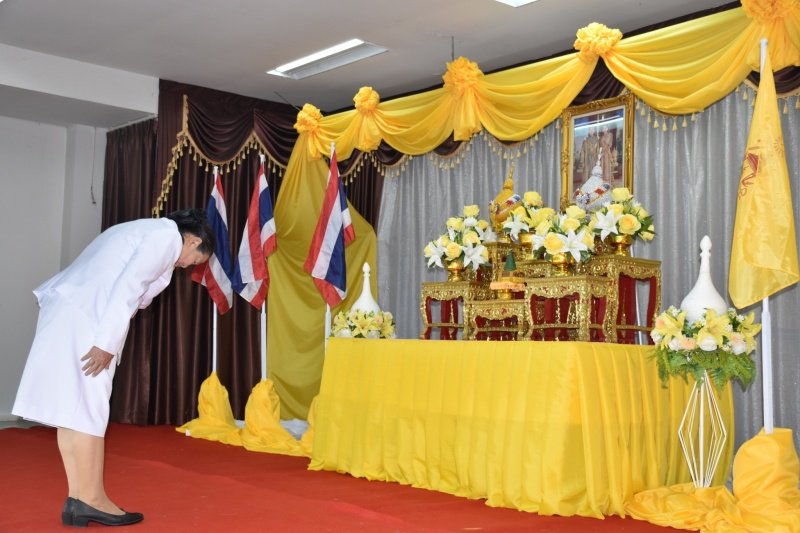 พิธีรับพระราชทานพระบรมฉายาลักษณ์พระบาทสมเด็จพระเจ้าอยู่หัวที่ฉายกับสมเด็จพระนางเจ้าฯ พระบรมราชินี เพื่อเชิญไปประดิษฐาน ณ เทศบาลตำบลปักธงชัยและศูนย์พัฒนาเด็กเล็กเทศบาลตำบลปักธงชัย เพื่อแสดงความจงรักภักดีและน้อมนำสำนึกในพระมหากรุณาธิคุณต่อสถาบันพระมหากษัตริย์ วันที่ 24 พฤษภาคม 2567 ณ หอประชุมเทศบาลตำบลปักธงชัย