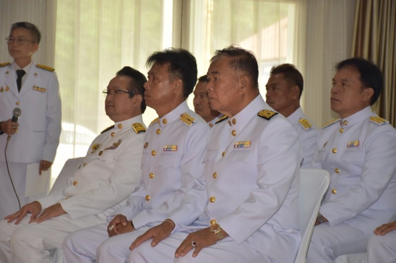 พิธีรับพระราชทานพระบรมฉายาลักษณ์พระบาทสมเด็จพระเจ้าอยู่หัวที่ฉายกับสมเด็จพระนางเจ้าฯ พระบรมราชินี เพื่อเชิญไปประดิษฐาน ณ เทศบาลตำบลปักธงชัยและศูนย์พัฒนาเด็กเล็กเทศบาลตำบลปักธงชัย เพื่อแสดงความจงรักภักดีและน้อมนำสำนึกในพระมหากรุณาธิคุณต่อสถาบันพระมหากษัตริย์ วันที่ 24 พฤษภาคม 2567 ณ หอประชุมเทศบาลตำบลปักธงชัย