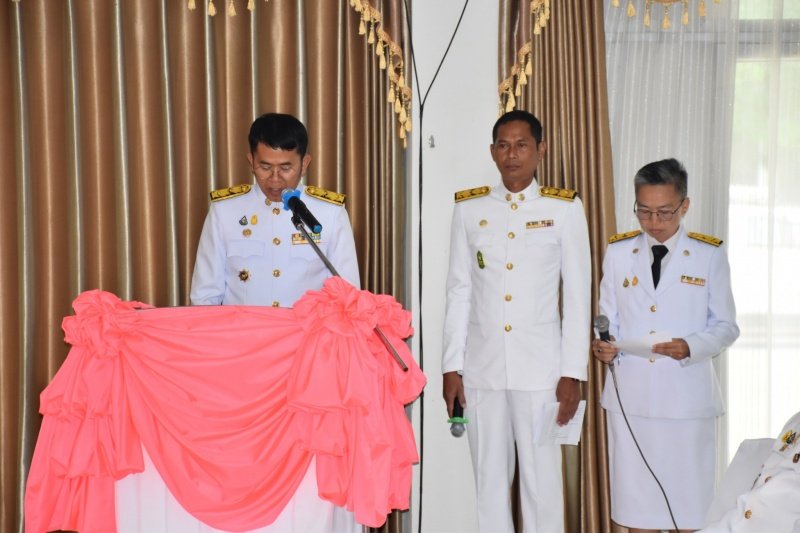 พิธีรับพระราชทานพระบรมฉายาลักษณ์พระบาทสมเด็จพระเจ้าอยู่หัวที่ฉายกับสมเด็จพระนางเจ้าฯ พระบรมราชินี เพื่อเชิญไปประดิษฐาน ณ เทศบาลตำบลปักธงชัยและศูนย์พัฒนาเด็กเล็กเทศบาลตำบลปักธงชัย เพื่อแสดงความจงรักภักดีและน้อมนำสำนึกในพระมหากรุณาธิคุณต่อสถาบันพระมหากษัตริย์ วันที่ 24 พฤษภาคม 2567 ณ หอประชุมเทศบาลตำบลปักธงชัย