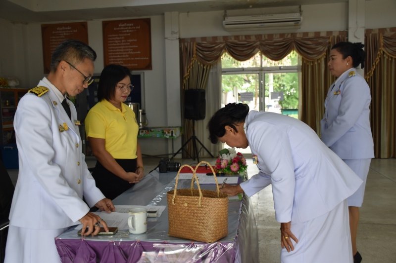 พิธีรับพระราชทานพระบรมฉายาลักษณ์พระบาทสมเด็จพระเจ้าอยู่หัวที่ฉายกับสมเด็จพระนางเจ้าฯ พระบรมราชินี เพื่อเชิญไปประดิษฐาน ณ เทศบาลตำบลปักธงชัยและศูนย์พัฒนาเด็กเล็กเทศบาลตำบลปักธงชัย เพื่อแสดงความจงรักภักดีและน้อมนำสำนึกในพระมหากรุณาธิคุณต่อสถาบันพระมหากษัตริย์ วันที่ 24 พฤษภาคม 2567 ณ หอประชุมเทศบาลตำบลปักธงชัย
