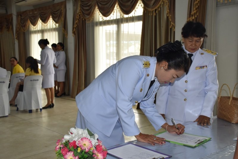 พิธีรับพระราชทานพระบรมฉายาลักษณ์พระบาทสมเด็จพระเจ้าอยู่หัวที่ฉายกับสมเด็จพระนางเจ้าฯ พระบรมราชินี เพื่อเชิญไปประดิษฐาน ณ เทศบาลตำบลปักธงชัยและศูนย์พัฒนาเด็กเล็กเทศบาลตำบลปักธงชัย เพื่อแสดงความจงรักภักดีและน้อมนำสำนึกในพระมหากรุณาธิคุณต่อสถาบันพระมหากษัตริย์ วันที่ 24 พฤษภาคม 2567 ณ หอประชุมเทศบาลตำบลปักธงชัย