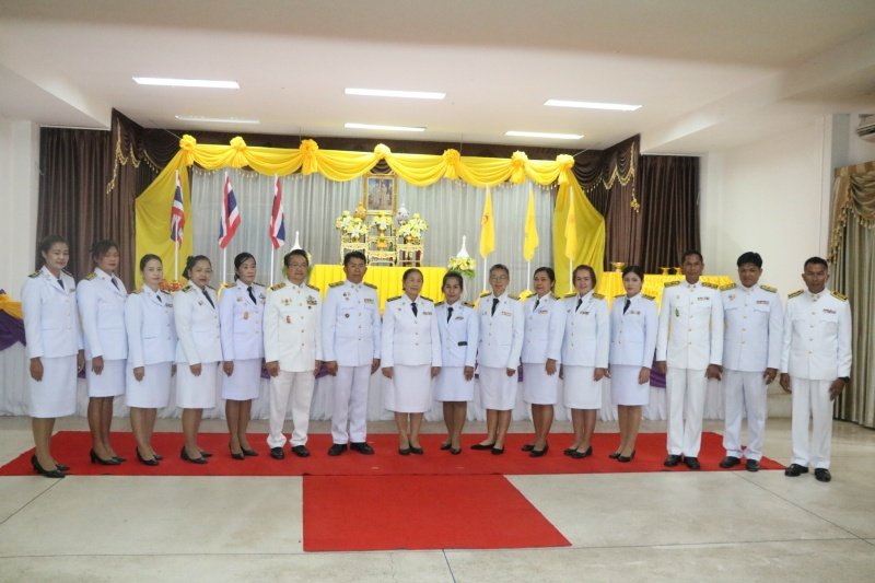 พิธีรับพระราชทานพระบรมฉายาลักษณ์พระบาทสมเด็จพระเจ้าอยู่หัวที่ฉายกับสมเด็จพระนางเจ้าฯ พระบรมราชินี เพื่อเชิญไปประดิษฐาน ณ เทศบาลตำบลปักธงชัยและศูนย์พัฒนาเด็กเล็กเทศบาลตำบลปักธงชัย เพื่อแสดงความจงรักภักดีและน้อมนำสำนึกในพระมหากรุณาธิคุณต่อสถาบันพระมหากษัตริย์ วันที่ 24 พฤษภาคม 2567 ณ หอประชุมเทศบาลตำบลปักธงชัย