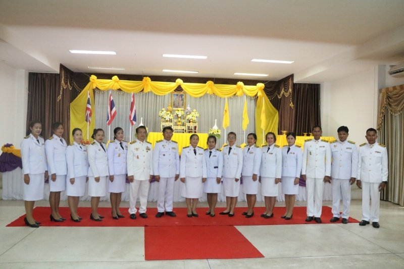 พิธีรับพระราชทานพระบรมฉายาลักษณ์พระบาทสมเด็จพระเจ้าอยู่หัวที่ฉายกับสมเด็จพระนางเจ้าฯ พระบรมราชินี เพื่อเชิญไปประดิษฐาน ณ เทศบาลตำบลปักธงชัยและศูนย์พัฒนาเด็กเล็กเทศบาลตำบลปักธงชัย เพื่อแสดงความจงรักภักดีและน้อมนำสำนึกในพระมหากรุณาธิคุณต่อสถาบันพระมหากษัตริย์ วันที่ 24 พฤษภาคม 2567 ณ หอประชุมเทศบาลตำบลปักธงชัย