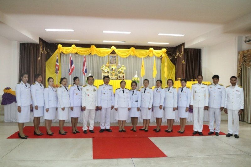 พิธีรับพระราชทานพระบรมฉายาลักษณ์พระบาทสมเด็จพระเจ้าอยู่หัวที่ฉายกับสมเด็จพระนางเจ้าฯ พระบรมราชินี เพื่อเชิญไปประดิษฐาน ณ เทศบาลตำบลปักธงชัยและศูนย์พัฒนาเด็กเล็กเทศบาลตำบลปักธงชัย เพื่อแสดงความจงรักภักดีและน้อมนำสำนึกในพระมหากรุณาธิคุณต่อสถาบันพระมหากษัตริย์ วันที่ 24 พฤษภาคม 2567 ณ หอประชุมเทศบาลตำบลปักธงชัย