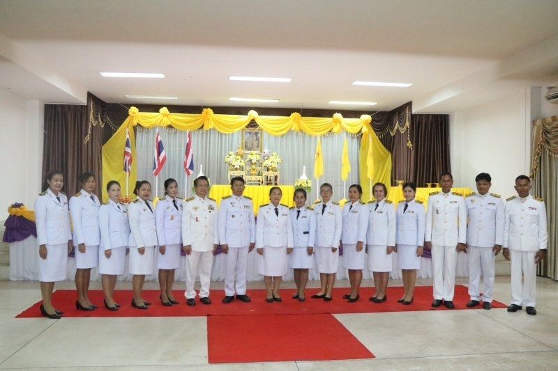 พิธีรับพระราชทานพระบรมฉายาลักษณ์พระบาทสมเด็จพระเจ้าอยู่หัวที่ฉายกับสมเด็จพระนางเจ้าฯ พระบรมราชินี เพื่อเชิญไปประดิษฐาน ณ เทศบาลตำบลปักธงชัยและศูนย์พัฒนาเด็กเล็กเทศบาลตำบลปักธงชัย เพื่อแสดงความจงรักภักดีและน้อมนำสำนึกในพระมหากรุณาธิคุณต่อสถาบันพระมหากษัตริย์ วันที่ 24 พฤษภาคม 2567 ณ หอประชุมเทศบาลตำบลปักธงชัย