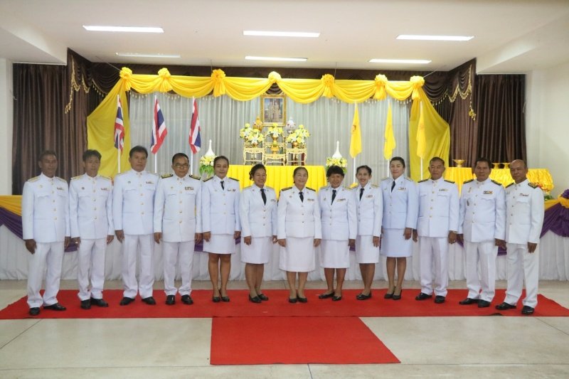 พิธีรับพระราชทานพระบรมฉายาลักษณ์พระบาทสมเด็จพระเจ้าอยู่หัวที่ฉายกับสมเด็จพระนางเจ้าฯ พระบรมราชินี เพื่อเชิญไปประดิษฐาน ณ เทศบาลตำบลปักธงชัยและศูนย์พัฒนาเด็กเล็กเทศบาลตำบลปักธงชัย เพื่อแสดงความจงรักภักดีและน้อมนำสำนึกในพระมหากรุณาธิคุณต่อสถาบันพระมหากษัตริย์ วันที่ 24 พฤษภาคม 2567 ณ หอประชุมเทศบาลตำบลปักธงชัย