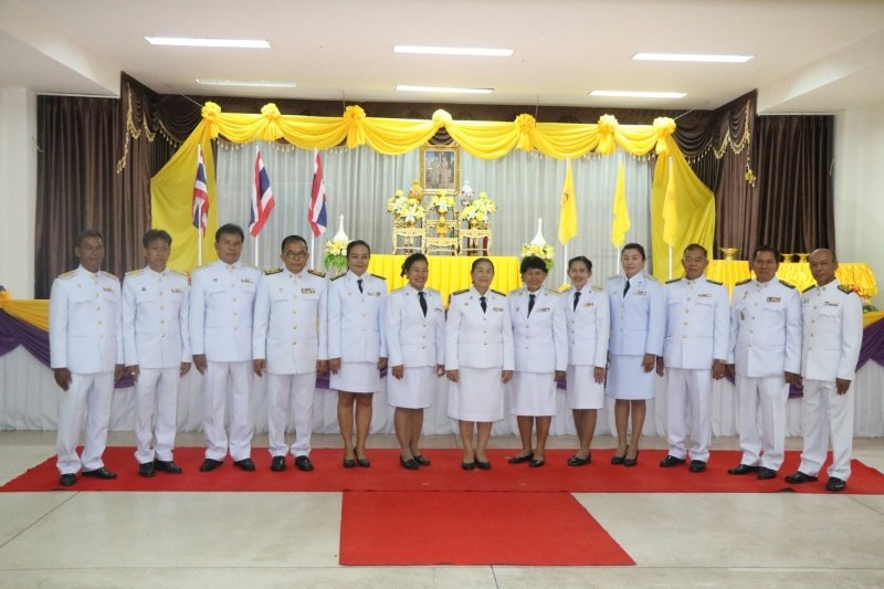 พิธีรับพระราชทานพระบรมฉายาลักษณ์พระบาทสมเด็จพระเจ้าอยู่หัวที่ฉายกับสมเด็จพระนางเจ้าฯ พระบรมราชินี เพื่อเชิญไปประดิษฐาน ณ เทศบาลตำบลปักธงชัยและศูนย์พัฒนาเด็กเล็กเทศบาลตำบลปักธงชัย เพื่อแสดงความจงรักภักดีและน้อมนำสำนึกในพระมหากรุณาธิคุณต่อสถาบันพระมหากษัตริย์ วันที่ 24 พฤษภาคม 2567 ณ หอประชุมเทศบาลตำบลปักธงชัย