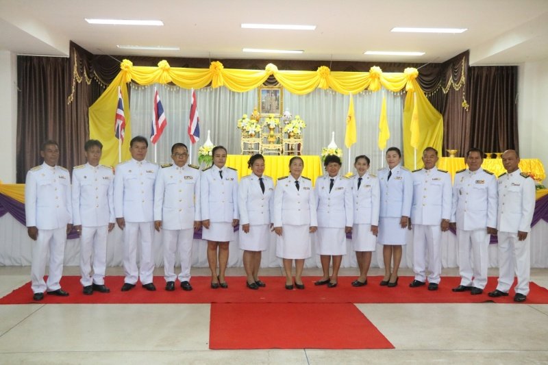 พิธีรับพระราชทานพระบรมฉายาลักษณ์พระบาทสมเด็จพระเจ้าอยู่หัวที่ฉายกับสมเด็จพระนางเจ้าฯ พระบรมราชินี เพื่อเชิญไปประดิษฐาน ณ เทศบาลตำบลปักธงชัยและศูนย์พัฒนาเด็กเล็กเทศบาลตำบลปักธงชัย เพื่อแสดงความจงรักภักดีและน้อมนำสำนึกในพระมหากรุณาธิคุณต่อสถาบันพระมหากษัตริย์ วันที่ 24 พฤษภาคม 2567 ณ หอประชุมเทศบาลตำบลปักธงชัย