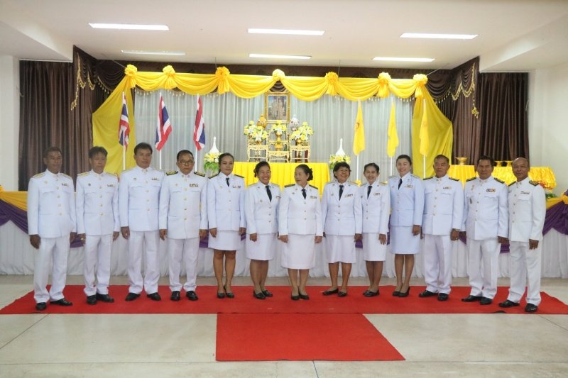 พิธีรับพระราชทานพระบรมฉายาลักษณ์พระบาทสมเด็จพระเจ้าอยู่หัวที่ฉายกับสมเด็จพระนางเจ้าฯ พระบรมราชินี เพื่อเชิญไปประดิษฐาน ณ เทศบาลตำบลปักธงชัยและศูนย์พัฒนาเด็กเล็กเทศบาลตำบลปักธงชัย เพื่อแสดงความจงรักภักดีและน้อมนำสำนึกในพระมหากรุณาธิคุณต่อสถาบันพระมหากษัตริย์ วันที่ 24 พฤษภาคม 2567 ณ หอประชุมเทศบาลตำบลปักธงชัย