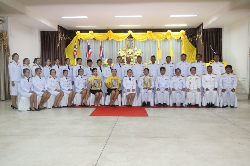 พิธีรับพระราชทานพระบรมฉายาลักษณ์พระบาทสมเด็จพระเจ้าอยู่หัวที่ฉายกับสมเด็จพระนางเจ้าฯ พระบรมราชินี เพื่อเชิญไปประดิษฐาน ณ เทศบาลตำบลปักธงชัยและศูนย์พัฒนาเด็กเล็กเทศบาลตำบลปักธงชัย เพื่อแสดงความจงรักภักดีและน้อมนำสำนึกในพระมหากรุณาธิคุณต่อสถาบันพระมหากษัตริย์ วันที่ 24 พฤษภาคม 2567 ณ หอประชุมเทศบาลตำบลปักธงชัย