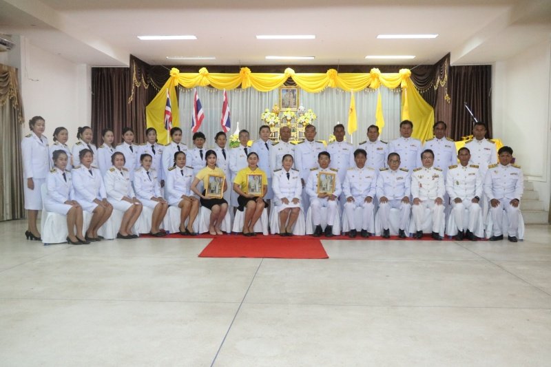 พิธีรับพระราชทานพระบรมฉายาลักษณ์พระบาทสมเด็จพระเจ้าอยู่หัวที่ฉายกับสมเด็จพระนางเจ้าฯ พระบรมราชินี เพื่อเชิญไปประดิษฐาน ณ เทศบาลตำบลปักธงชัยและศูนย์พัฒนาเด็กเล็กเทศบาลตำบลปักธงชัย เพื่อแสดงความจงรักภักดีและน้อมนำสำนึกในพระมหากรุณาธิคุณต่อสถาบันพระมหากษัตริย์ วันที่ 24 พฤษภาคม 2567 ณ หอประชุมเทศบาลตำบลปักธงชัย