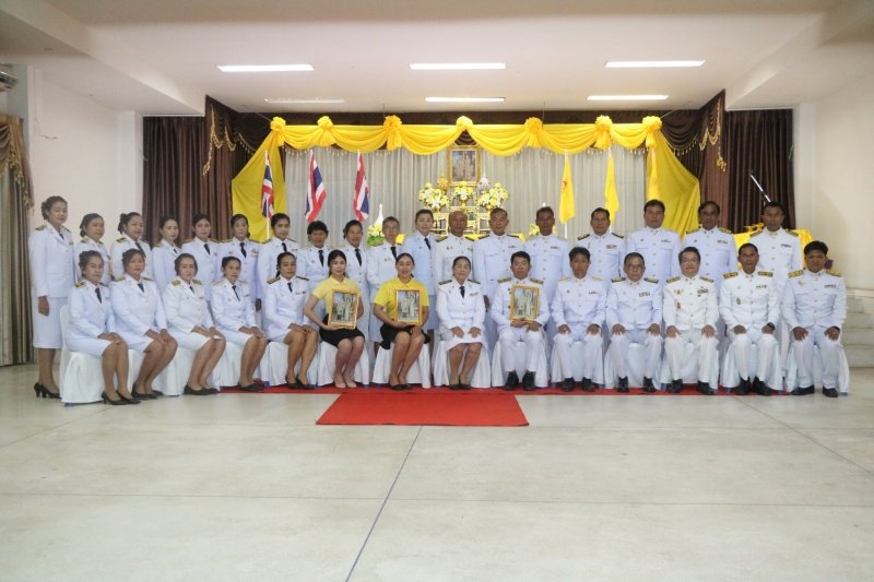 พิธีรับพระราชทานพระบรมฉายาลักษณ์พระบาทสมเด็จพระเจ้าอยู่หัวที่ฉายกับสมเด็จพระนางเจ้าฯ พระบรมราชินี เพื่อเชิญไปประดิษฐาน ณ เทศบาลตำบลปักธงชัยและศูนย์พัฒนาเด็กเล็กเทศบาลตำบลปักธงชัย เพื่อแสดงความจงรักภักดีและน้อมนำสำนึกในพระมหากรุณาธิคุณต่อสถาบันพระมหากษัตริย์ วันที่ 24 พฤษภาคม 2567 ณ หอประชุมเทศบาลตำบลปักธงชัย