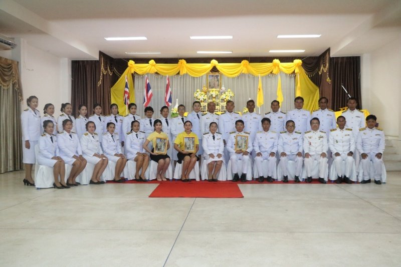 พิธีรับพระราชทานพระบรมฉายาลักษณ์พระบาทสมเด็จพระเจ้าอยู่หัวที่ฉายกับสมเด็จพระนางเจ้าฯ พระบรมราชินี เพื่อเชิญไปประดิษฐาน ณ เทศบาลตำบลปักธงชัยและศูนย์พัฒนาเด็กเล็กเทศบาลตำบลปักธงชัย เพื่อแสดงความจงรักภักดีและน้อมนำสำนึกในพระมหากรุณาธิคุณต่อสถาบันพระมหากษัตริย์ วันที่ 24 พฤษภาคม 2567 ณ หอประชุมเทศบาลตำบลปักธงชัย