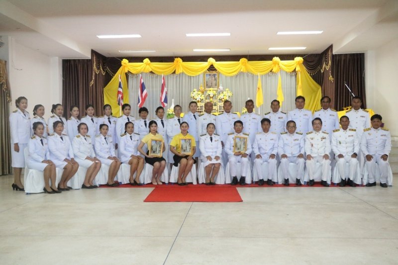 พิธีรับพระราชทานพระบรมฉายาลักษณ์พระบาทสมเด็จพระเจ้าอยู่หัวที่ฉายกับสมเด็จพระนางเจ้าฯ พระบรมราชินี เพื่อเชิญไปประดิษฐาน ณ เทศบาลตำบลปักธงชัยและศูนย์พัฒนาเด็กเล็กเทศบาลตำบลปักธงชัย เพื่อแสดงความจงรักภักดีและน้อมนำสำนึกในพระมหากรุณาธิคุณต่อสถาบันพระมหากษัตริย์ วันที่ 24 พฤษภาคม 2567 ณ หอประชุมเทศบาลตำบลปักธงชัย