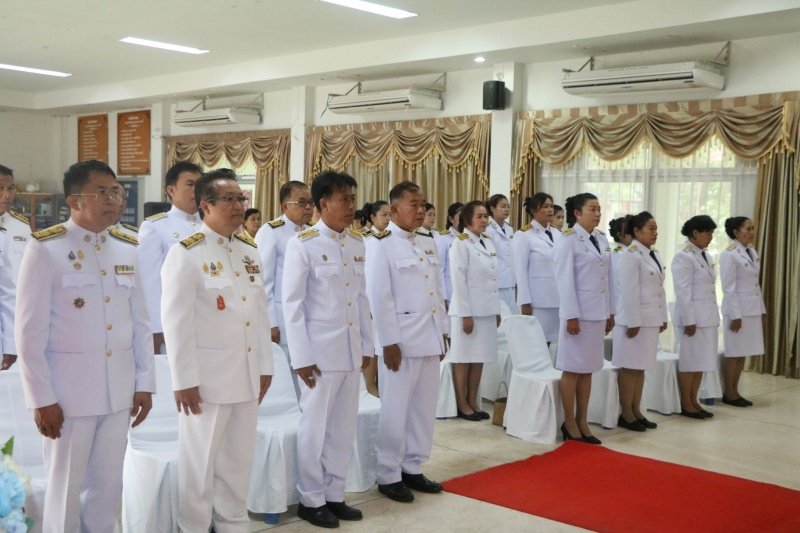 พิธีรับพระราชทานพระบรมฉายาลักษณ์พระบาทสมเด็จพระเจ้าอยู่หัวที่ฉายกับสมเด็จพระนางเจ้าฯ พระบรมราชินี เพื่อเชิญไปประดิษฐาน ณ เทศบาลตำบลปักธงชัยและศูนย์พัฒนาเด็กเล็กเทศบาลตำบลปักธงชัย เพื่อแสดงความจงรักภักดีและน้อมนำสำนึกในพระมหากรุณาธิคุณต่อสถาบันพระมหากษัตริย์ วันที่ 24 พฤษภาคม 2567 ณ หอประชุมเทศบาลตำบลปักธงชัย