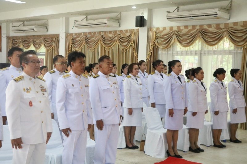 พิธีรับพระราชทานพระบรมฉายาลักษณ์พระบาทสมเด็จพระเจ้าอยู่หัวที่ฉายกับสมเด็จพระนางเจ้าฯ พระบรมราชินี เพื่อเชิญไปประดิษฐาน ณ เทศบาลตำบลปักธงชัยและศูนย์พัฒนาเด็กเล็กเทศบาลตำบลปักธงชัย เพื่อแสดงความจงรักภักดีและน้อมนำสำนึกในพระมหากรุณาธิคุณต่อสถาบันพระมหากษัตริย์ วันที่ 24 พฤษภาคม 2567 ณ หอประชุมเทศบาลตำบลปักธงชัย