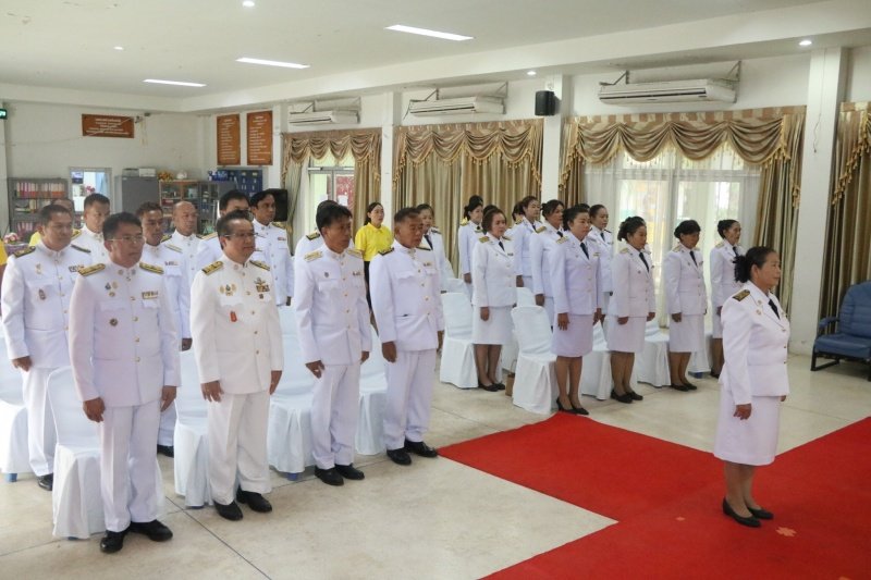 พิธีรับพระราชทานพระบรมฉายาลักษณ์พระบาทสมเด็จพระเจ้าอยู่หัวที่ฉายกับสมเด็จพระนางเจ้าฯ พระบรมราชินี เพื่อเชิญไปประดิษฐาน ณ เทศบาลตำบลปักธงชัยและศูนย์พัฒนาเด็กเล็กเทศบาลตำบลปักธงชัย เพื่อแสดงความจงรักภักดีและน้อมนำสำนึกในพระมหากรุณาธิคุณต่อสถาบันพระมหากษัตริย์ วันที่ 24 พฤษภาคม 2567 ณ หอประชุมเทศบาลตำบลปักธงชัย