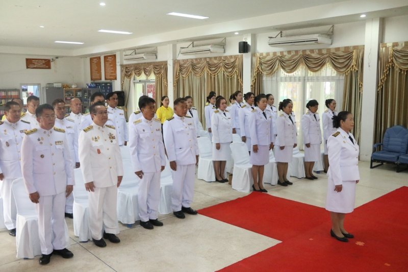 พิธีรับพระราชทานพระบรมฉายาลักษณ์พระบาทสมเด็จพระเจ้าอยู่หัวที่ฉายกับสมเด็จพระนางเจ้าฯ พระบรมราชินี เพื่อเชิญไปประดิษฐาน ณ เทศบาลตำบลปักธงชัยและศูนย์พัฒนาเด็กเล็กเทศบาลตำบลปักธงชัย เพื่อแสดงความจงรักภักดีและน้อมนำสำนึกในพระมหากรุณาธิคุณต่อสถาบันพระมหากษัตริย์ วันที่ 24 พฤษภาคม 2567 ณ หอประชุมเทศบาลตำบลปักธงชัย