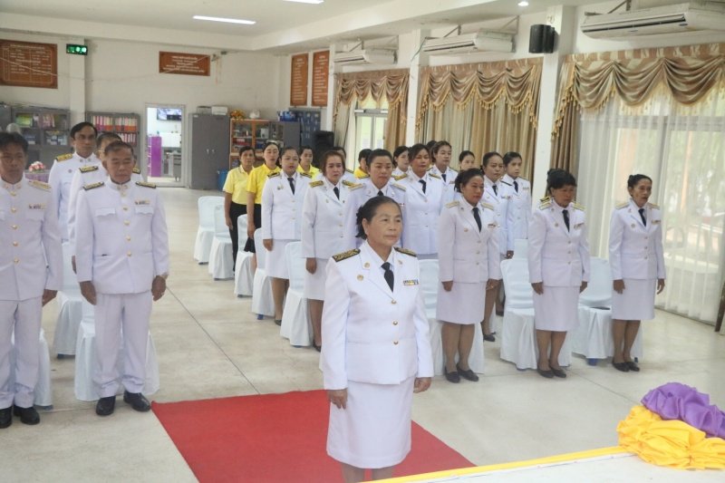 พิธีรับพระราชทานพระบรมฉายาลักษณ์พระบาทสมเด็จพระเจ้าอยู่หัวที่ฉายกับสมเด็จพระนางเจ้าฯ พระบรมราชินี เพื่อเชิญไปประดิษฐาน ณ เทศบาลตำบลปักธงชัยและศูนย์พัฒนาเด็กเล็กเทศบาลตำบลปักธงชัย เพื่อแสดงความจงรักภักดีและน้อมนำสำนึกในพระมหากรุณาธิคุณต่อสถาบันพระมหากษัตริย์ วันที่ 24 พฤษภาคม 2567 ณ หอประชุมเทศบาลตำบลปักธงชัย