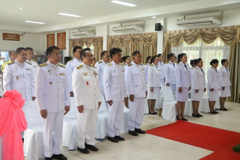 พิธีรับพระราชทานพระบรมฉายาลักษณ์พระบาทสมเด็จพระเจ้าอยู่หัวที่ฉายกับสมเด็จพระนางเจ้าฯ พระบรมราชินี เพื่อเชิญไปประดิษฐาน ณ เทศบาลตำบลปักธงชัยและศูนย์พัฒนาเด็กเล็กเทศบาลตำบลปักธงชัย เพื่อแสดงความจงรักภักดีและน้อมนำสำนึกในพระมหากรุณาธิคุณต่อสถาบันพระมหากษัตริย์ วันที่ 24 พฤษภาคม 2567 ณ หอประชุมเทศบาลตำบลปักธงชัย