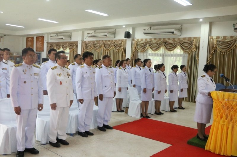 พิธีรับพระราชทานพระบรมฉายาลักษณ์พระบาทสมเด็จพระเจ้าอยู่หัวที่ฉายกับสมเด็จพระนางเจ้าฯ พระบรมราชินี เพื่อเชิญไปประดิษฐาน ณ เทศบาลตำบลปักธงชัยและศูนย์พัฒนาเด็กเล็กเทศบาลตำบลปักธงชัย เพื่อแสดงความจงรักภักดีและน้อมนำสำนึกในพระมหากรุณาธิคุณต่อสถาบันพระมหากษัตริย์ วันที่ 24 พฤษภาคม 2567 ณ หอประชุมเทศบาลตำบลปักธงชัย