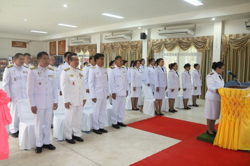 พิธีรับพระราชทานพระบรมฉายาลักษณ์พระบาทสมเด็จพระเจ้าอยู่หัวที่ฉายกับสมเด็จพระนางเจ้าฯ พระบรมราชินี เพื่อเชิญไปประดิษฐาน ณ เทศบาลตำบลปักธงชัยและศูนย์พัฒนาเด็กเล็กเทศบาลตำบลปักธงชัย เพื่อแสดงความจงรักภักดีและน้อมนำสำนึกในพระมหากรุณาธิคุณต่อสถาบันพระมหากษัตริย์ วันที่ 24 พฤษภาคม 2567 ณ หอประชุมเทศบาลตำบลปักธงชัย