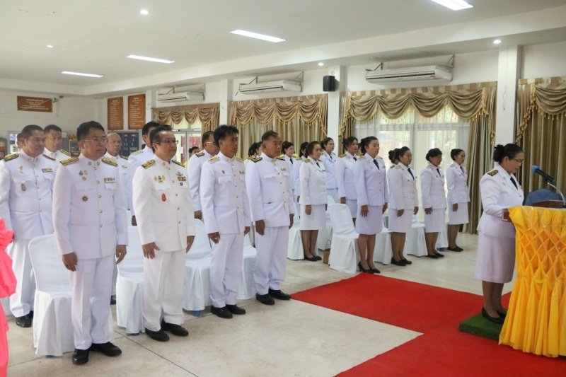 พิธีรับพระราชทานพระบรมฉายาลักษณ์พระบาทสมเด็จพระเจ้าอยู่หัวที่ฉายกับสมเด็จพระนางเจ้าฯ พระบรมราชินี เพื่อเชิญไปประดิษฐาน ณ เทศบาลตำบลปักธงชัยและศูนย์พัฒนาเด็กเล็กเทศบาลตำบลปักธงชัย เพื่อแสดงความจงรักภักดีและน้อมนำสำนึกในพระมหากรุณาธิคุณต่อสถาบันพระมหากษัตริย์ วันที่ 24 พฤษภาคม 2567 ณ หอประชุมเทศบาลตำบลปักธงชัย