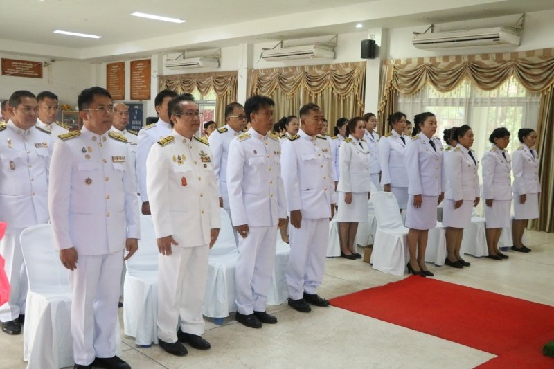 พิธีรับพระราชทานพระบรมฉายาลักษณ์พระบาทสมเด็จพระเจ้าอยู่หัวที่ฉายกับสมเด็จพระนางเจ้าฯ พระบรมราชินี เพื่อเชิญไปประดิษฐาน ณ เทศบาลตำบลปักธงชัยและศูนย์พัฒนาเด็กเล็กเทศบาลตำบลปักธงชัย เพื่อแสดงความจงรักภักดีและน้อมนำสำนึกในพระมหากรุณาธิคุณต่อสถาบันพระมหากษัตริย์ วันที่ 24 พฤษภาคม 2567 ณ หอประชุมเทศบาลตำบลปักธงชัย