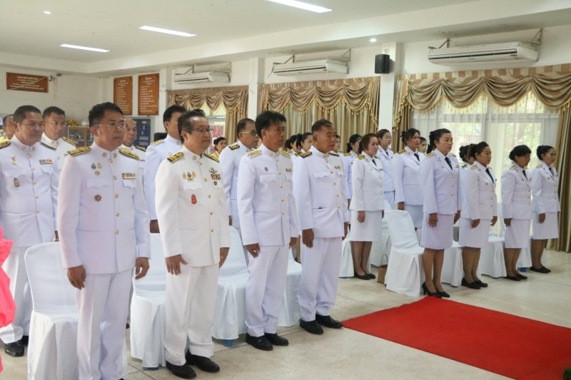 พิธีรับพระราชทานพระบรมฉายาลักษณ์พระบาทสมเด็จพระเจ้าอยู่หัวที่ฉายกับสมเด็จพระนางเจ้าฯ พระบรมราชินี เพื่อเชิญไปประดิษฐาน ณ เทศบาลตำบลปักธงชัยและศูนย์พัฒนาเด็กเล็กเทศบาลตำบลปักธงชัย เพื่อแสดงความจงรักภักดีและน้อมนำสำนึกในพระมหากรุณาธิคุณต่อสถาบันพระมหากษัตริย์ วันที่ 24 พฤษภาคม 2567 ณ หอประชุมเทศบาลตำบลปักธงชัย