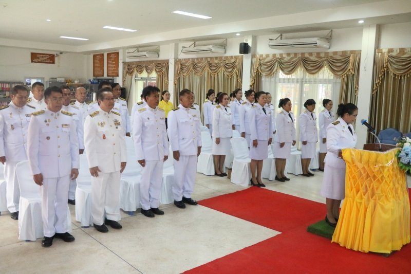 พิธีรับพระราชทานพระบรมฉายาลักษณ์พระบาทสมเด็จพระเจ้าอยู่หัวที่ฉายกับสมเด็จพระนางเจ้าฯ พระบรมราชินี เพื่อเชิญไปประดิษฐาน ณ เทศบาลตำบลปักธงชัยและศูนย์พัฒนาเด็กเล็กเทศบาลตำบลปักธงชัย เพื่อแสดงความจงรักภักดีและน้อมนำสำนึกในพระมหากรุณาธิคุณต่อสถาบันพระมหากษัตริย์ วันที่ 24 พฤษภาคม 2567 ณ หอประชุมเทศบาลตำบลปักธงชัย