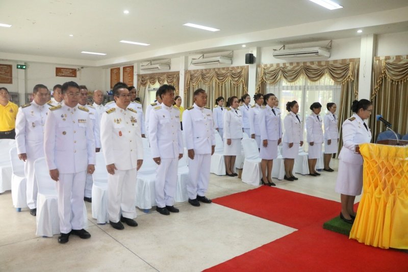 พิธีรับพระราชทานพระบรมฉายาลักษณ์พระบาทสมเด็จพระเจ้าอยู่หัวที่ฉายกับสมเด็จพระนางเจ้าฯ พระบรมราชินี เพื่อเชิญไปประดิษฐาน ณ เทศบาลตำบลปักธงชัยและศูนย์พัฒนาเด็กเล็กเทศบาลตำบลปักธงชัย เพื่อแสดงความจงรักภักดีและน้อมนำสำนึกในพระมหากรุณาธิคุณต่อสถาบันพระมหากษัตริย์ วันที่ 24 พฤษภาคม 2567 ณ หอประชุมเทศบาลตำบลปักธงชัย