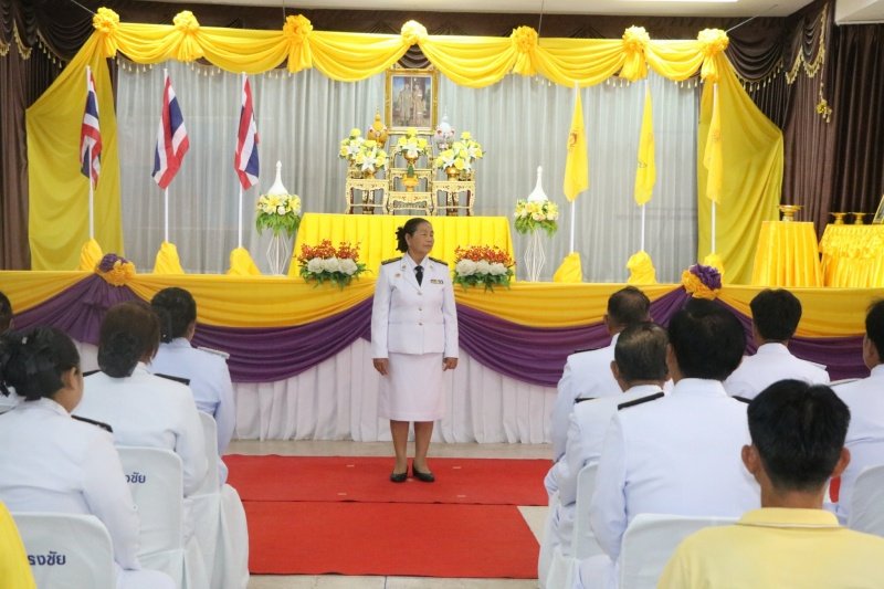 พิธีรับพระราชทานพระบรมฉายาลักษณ์พระบาทสมเด็จพระเจ้าอยู่หัวที่ฉายกับสมเด็จพระนางเจ้าฯ พระบรมราชินี เพื่อเชิญไปประดิษฐาน ณ เทศบาลตำบลปักธงชัยและศูนย์พัฒนาเด็กเล็กเทศบาลตำบลปักธงชัย เพื่อแสดงความจงรักภักดีและน้อมนำสำนึกในพระมหากรุณาธิคุณต่อสถาบันพระมหากษัตริย์ วันที่ 24 พฤษภาคม 2567 ณ หอประชุมเทศบาลตำบลปักธงชัย