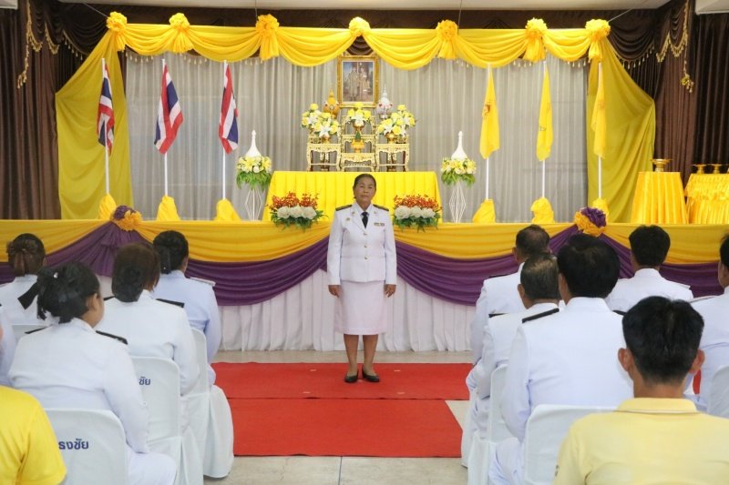 พิธีรับพระราชทานพระบรมฉายาลักษณ์พระบาทสมเด็จพระเจ้าอยู่หัวที่ฉายกับสมเด็จพระนางเจ้าฯ พระบรมราชินี เพื่อเชิญไปประดิษฐาน ณ เทศบาลตำบลปักธงชัยและศูนย์พัฒนาเด็กเล็กเทศบาลตำบลปักธงชัย เพื่อแสดงความจงรักภักดีและน้อมนำสำนึกในพระมหากรุณาธิคุณต่อสถาบันพระมหากษัตริย์ วันที่ 24 พฤษภาคม 2567 ณ หอประชุมเทศบาลตำบลปักธงชัย