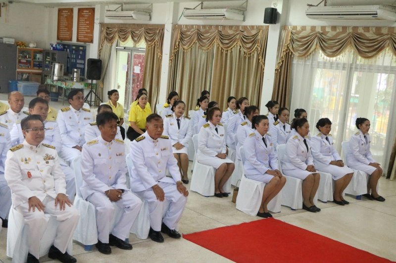 พิธีรับพระราชทานพระบรมฉายาลักษณ์พระบาทสมเด็จพระเจ้าอยู่หัวที่ฉายกับสมเด็จพระนางเจ้าฯ พระบรมราชินี เพื่อเชิญไปประดิษฐาน ณ เทศบาลตำบลปักธงชัยและศูนย์พัฒนาเด็กเล็กเทศบาลตำบลปักธงชัย เพื่อแสดงความจงรักภักดีและน้อมนำสำนึกในพระมหากรุณาธิคุณต่อสถาบันพระมหากษัตริย์ วันที่ 24 พฤษภาคม 2567 ณ หอประชุมเทศบาลตำบลปักธงชัย