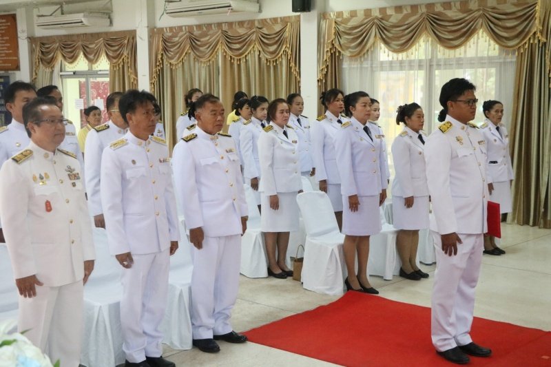 พิธีรับพระราชทานพระบรมฉายาลักษณ์พระบาทสมเด็จพระเจ้าอยู่หัวที่ฉายกับสมเด็จพระนางเจ้าฯ พระบรมราชินี เพื่อเชิญไปประดิษฐาน ณ เทศบาลตำบลปักธงชัยและศูนย์พัฒนาเด็กเล็กเทศบาลตำบลปักธงชัย เพื่อแสดงความจงรักภักดีและน้อมนำสำนึกในพระมหากรุณาธิคุณต่อสถาบันพระมหากษัตริย์ วันที่ 24 พฤษภาคม 2567 ณ หอประชุมเทศบาลตำบลปักธงชัย