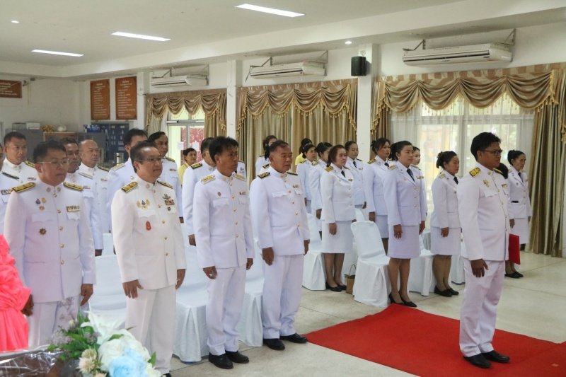 พิธีรับพระราชทานพระบรมฉายาลักษณ์พระบาทสมเด็จพระเจ้าอยู่หัวที่ฉายกับสมเด็จพระนางเจ้าฯ พระบรมราชินี เพื่อเชิญไปประดิษฐาน ณ เทศบาลตำบลปักธงชัยและศูนย์พัฒนาเด็กเล็กเทศบาลตำบลปักธงชัย เพื่อแสดงความจงรักภักดีและน้อมนำสำนึกในพระมหากรุณาธิคุณต่อสถาบันพระมหากษัตริย์ วันที่ 24 พฤษภาคม 2567 ณ หอประชุมเทศบาลตำบลปักธงชัย