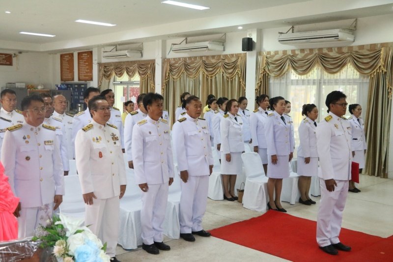 พิธีรับพระราชทานพระบรมฉายาลักษณ์พระบาทสมเด็จพระเจ้าอยู่หัวที่ฉายกับสมเด็จพระนางเจ้าฯ พระบรมราชินี เพื่อเชิญไปประดิษฐาน ณ เทศบาลตำบลปักธงชัยและศูนย์พัฒนาเด็กเล็กเทศบาลตำบลปักธงชัย เพื่อแสดงความจงรักภักดีและน้อมนำสำนึกในพระมหากรุณาธิคุณต่อสถาบันพระมหากษัตริย์ วันที่ 24 พฤษภาคม 2567 ณ หอประชุมเทศบาลตำบลปักธงชัย