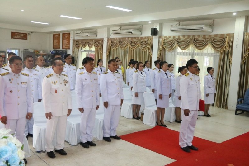 พิธีรับพระราชทานพระบรมฉายาลักษณ์พระบาทสมเด็จพระเจ้าอยู่หัวที่ฉายกับสมเด็จพระนางเจ้าฯ พระบรมราชินี เพื่อเชิญไปประดิษฐาน ณ เทศบาลตำบลปักธงชัยและศูนย์พัฒนาเด็กเล็กเทศบาลตำบลปักธงชัย เพื่อแสดงความจงรักภักดีและน้อมนำสำนึกในพระมหากรุณาธิคุณต่อสถาบันพระมหากษัตริย์ วันที่ 24 พฤษภาคม 2567 ณ หอประชุมเทศบาลตำบลปักธงชัย