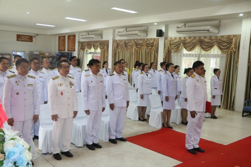 พิธีรับพระราชทานพระบรมฉายาลักษณ์พระบาทสมเด็จพระเจ้าอยู่หัวที่ฉายกับสมเด็จพระนางเจ้าฯ พระบรมราชินี เพื่อเชิญไปประดิษฐาน ณ เทศบาลตำบลปักธงชัยและศูนย์พัฒนาเด็กเล็กเทศบาลตำบลปักธงชัย เพื่อแสดงความจงรักภักดีและน้อมนำสำนึกในพระมหากรุณาธิคุณต่อสถาบันพระมหากษัตริย์ วันที่ 24 พฤษภาคม 2567 ณ หอประชุมเทศบาลตำบลปักธงชัย