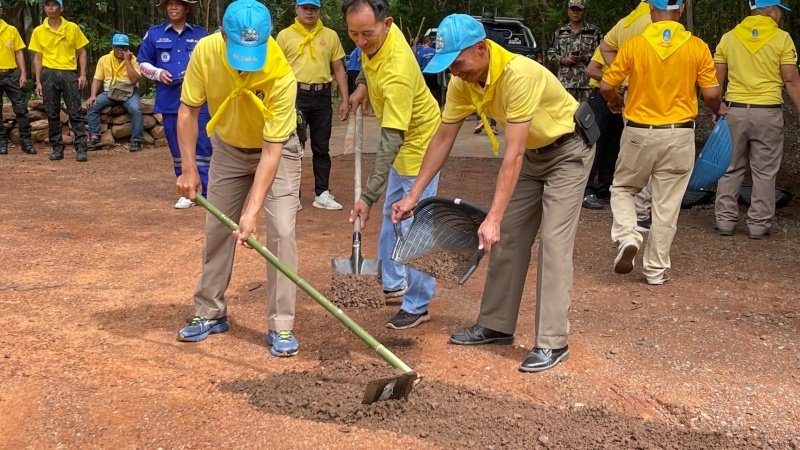 เทศบาลตำบลปักธงชัยเข้าร่วมกิจกรรมบำรุงรักษาต้นไม้ทรงปลูก และกิจกรรมจิตอาสาปลูกต้นไม้ตามโครงการเฉลิมเฉลิมพระเกียรติพระบาทสมเด็จพระเจ้าอยู่หัว เนื่องในโอกาสพระราชพิธีมหามงคลเฉลิมพระชนมพรรษา 6 รอบ 28 กรกฎาคม 2567 วันพุธที่ 24 กรกฎาคม 2567 ณ ต้นประดู่ป่า ในเขตห้ามล่าสัตว์ป่าป่าเขาภูหลวง แปลงปลูกป่า FPT 49