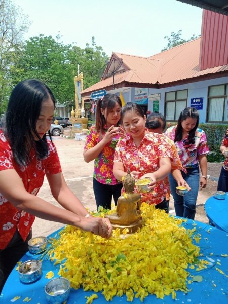 วันที่ 11 เมษายน 2567 เทศบาลตำบลปักธงชัย ได้จัดกิจกรรมรดน้ำดำหัว เพื่อเป็นการแสดงออกถึงความกตัญญูกตเวทีของผู้น้อยและขอขมาลาโทษที่ผู้น้อยอาจเคยล่วงเกินผู้ใหญ่ อีกทั้งเป็นการขอพรเพื่อความเป็นสิริมงคล ณ หอประชุมเทศบาลตำบลปักธงชัย