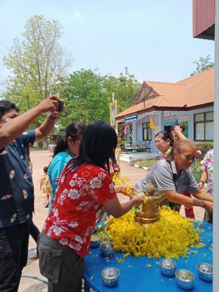 วันที่ 11 เมษายน 2567 เทศบาลตำบลปักธงชัย ได้จัดกิจกรรมรดน้ำดำหัว เพื่อเป็นการแสดงออกถึงความกตัญญูกตเวทีของผู้น้อยและขอขมาลาโทษที่ผู้น้อยอาจเคยล่วงเกินผู้ใหญ่ อีกทั้งเป็นการขอพรเพื่อความเป็นสิริมงคล ณ หอประชุมเทศบาลตำบลปักธงชัย