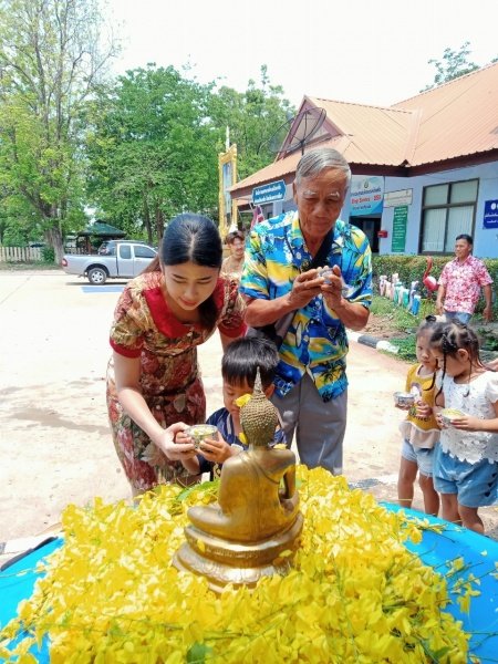 วันที่ 11 เมษายน 2567 เทศบาลตำบลปักธงชัย ได้จัดกิจกรรมรดน้ำดำหัว เพื่อเป็นการแสดงออกถึงความกตัญญูกตเวทีของผู้น้อยและขอขมาลาโทษที่ผู้น้อยอาจเคยล่วงเกินผู้ใหญ่ อีกทั้งเป็นการขอพรเพื่อความเป็นสิริมงคล ณ หอประชุมเทศบาลตำบลปักธงชัย