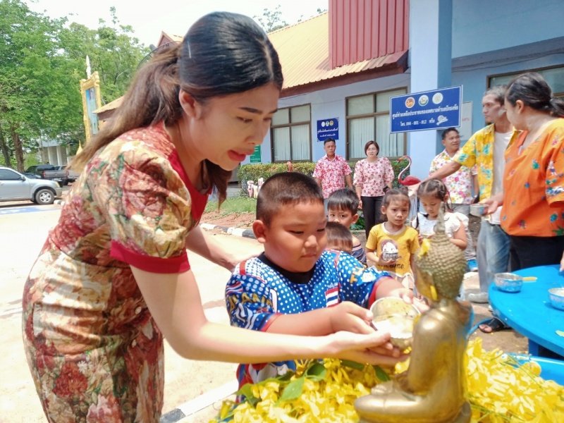 วันที่ 11 เมษายน 2567 เทศบาลตำบลปักธงชัย ได้จัดกิจกรรมรดน้ำดำหัว เพื่อเป็นการแสดงออกถึงความกตัญญูกตเวทีของผู้น้อยและขอขมาลาโทษที่ผู้น้อยอาจเคยล่วงเกินผู้ใหญ่ อีกทั้งเป็นการขอพรเพื่อความเป็นสิริมงคล ณ หอประชุมเทศบาลตำบลปักธงชัย