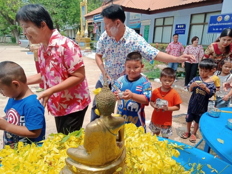 วันที่ 11 เมษายน 2567 เทศบาลตำบลปักธงชัย ได้จัดกิจกรรมรดน้ำดำหัว เพื่อเป็นการแสดงออกถึงความกตัญญูกตเวทีของผู้น้อยและขอขมาลาโทษที่ผู้น้อยอาจเคยล่วงเกินผู้ใหญ่ อีกทั้งเป็นการขอพรเพื่อความเป็นสิริมงคล ณ หอประชุมเทศบาลตำบลปักธงชัย